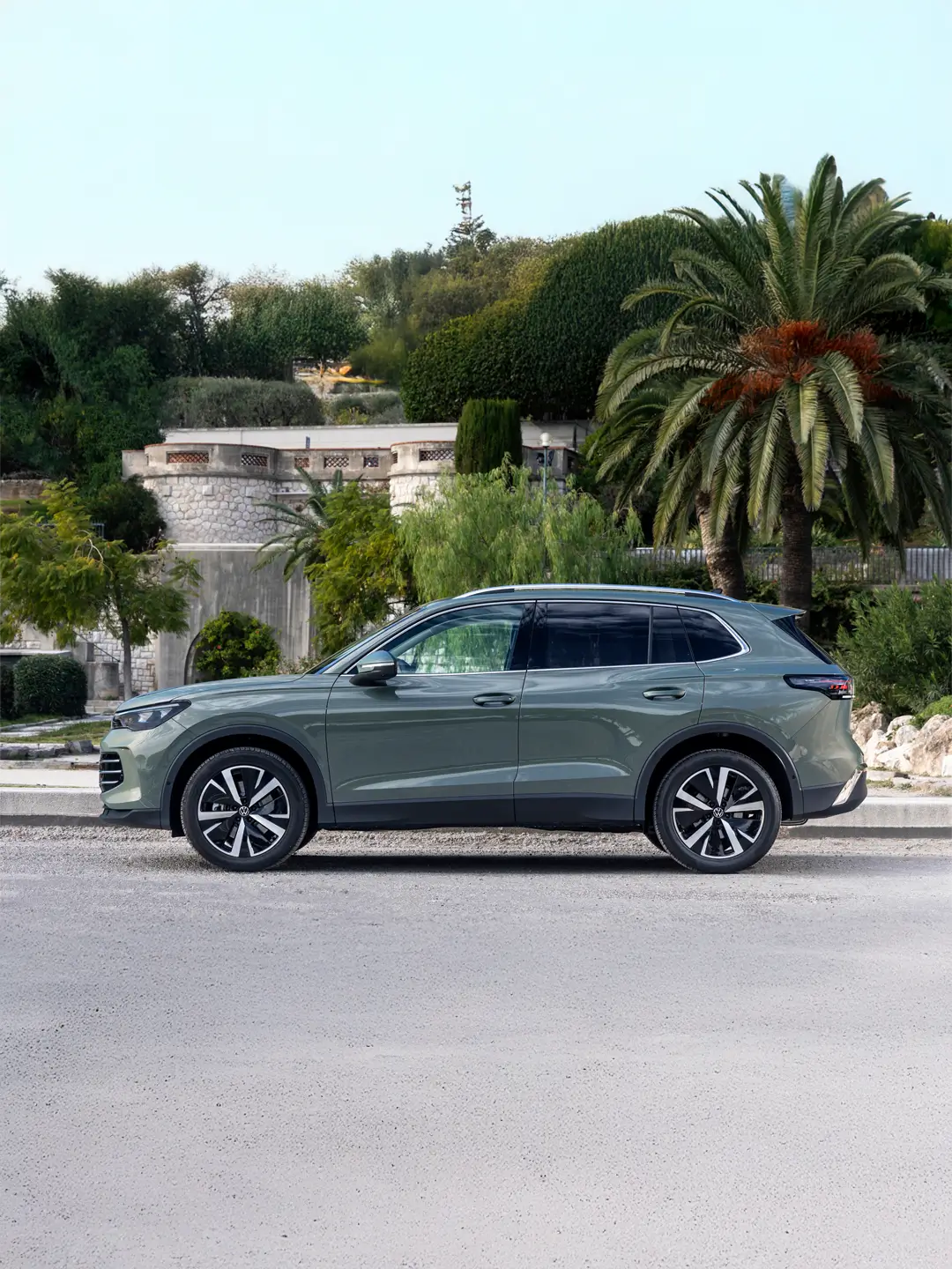 Vista lateral del moderno y deportivo Volkswagen Tiguan SUV super ventas de Volkswagen en Apersa